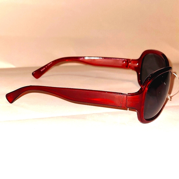 Womens Uv protection Red Frame Goggle w/black lens - Picture 2 of 3